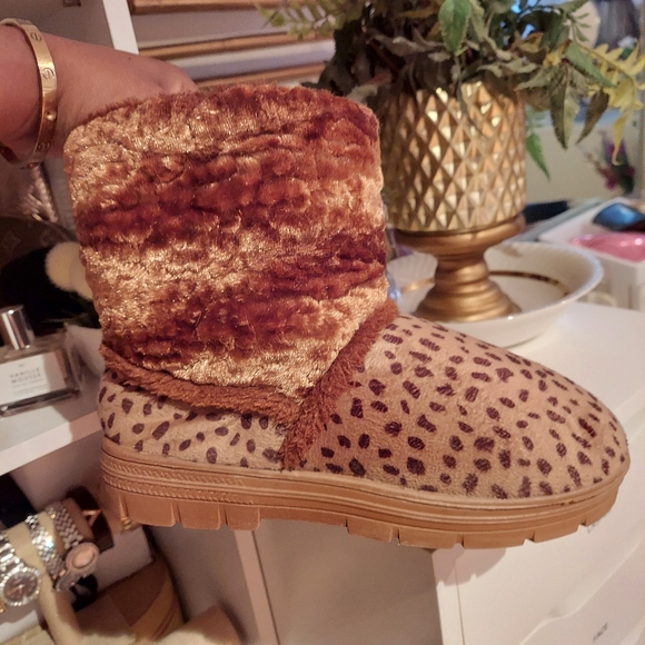 Brown leopard print bear paw style boots - Picture 4 of 9